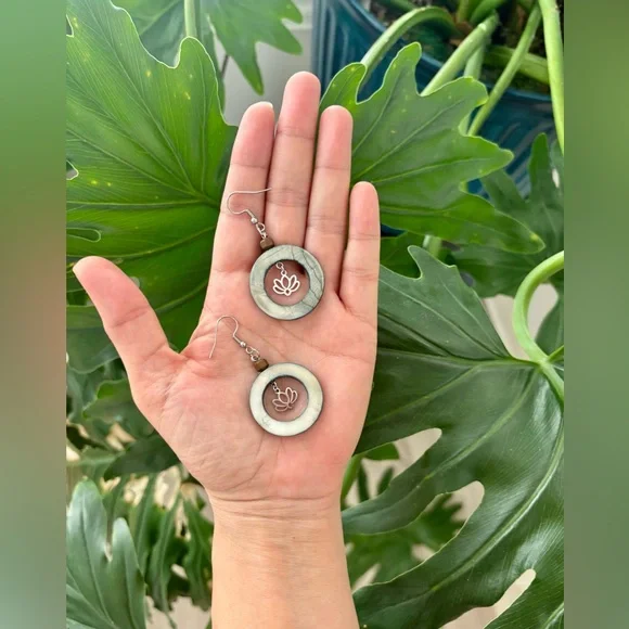 Mother of Pearl Earrings - Picture 3 of 3